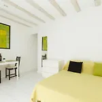 לינה וארוחת בוקר Eco Old Town 3*
